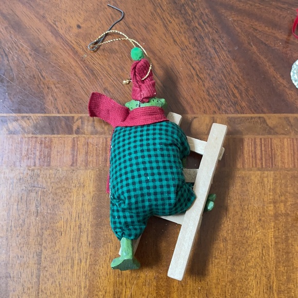 Winter Frog on Xmas Ladder Ornament - Picture 4 of 4